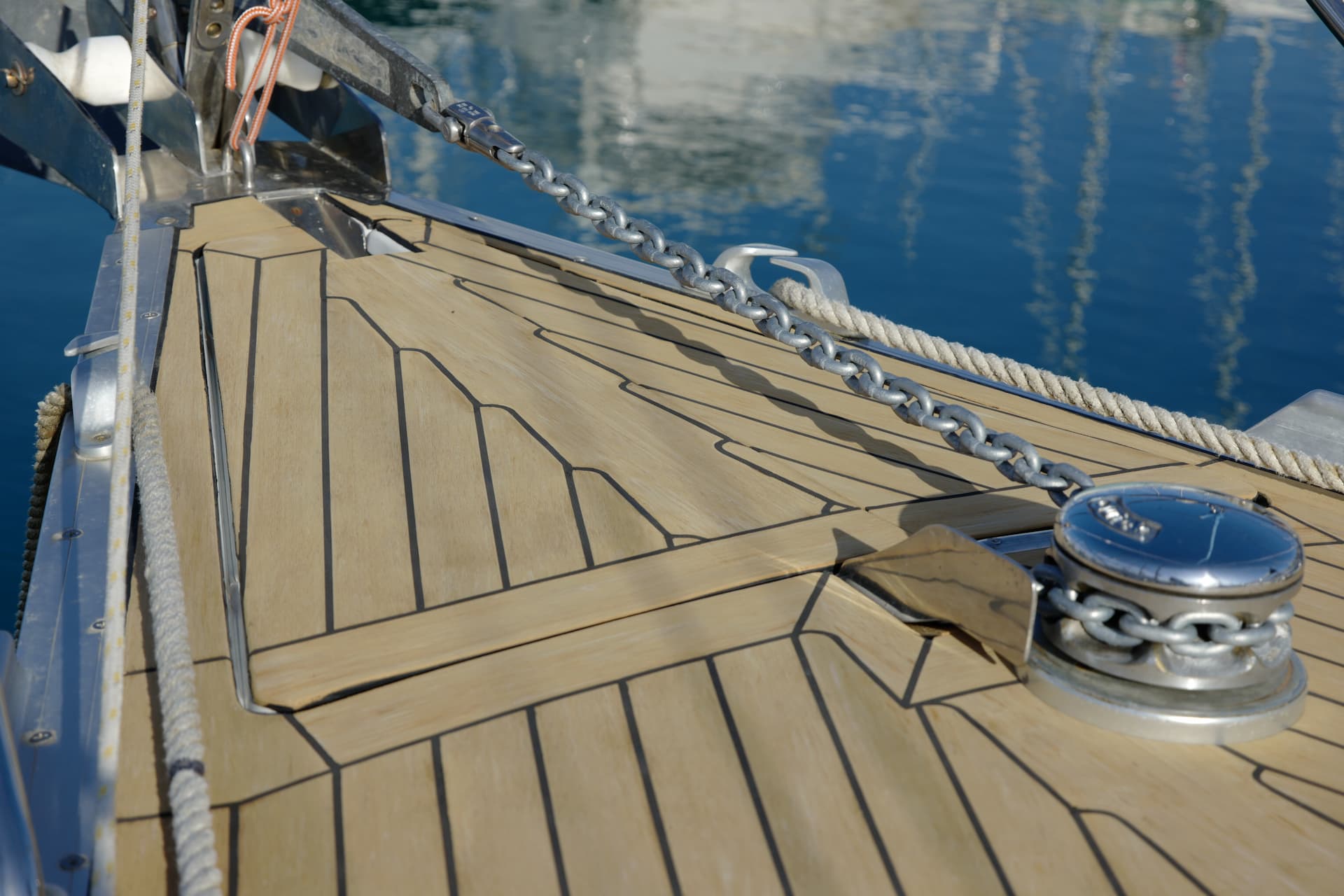 Realistische houtnerf in het kunststof teakdek